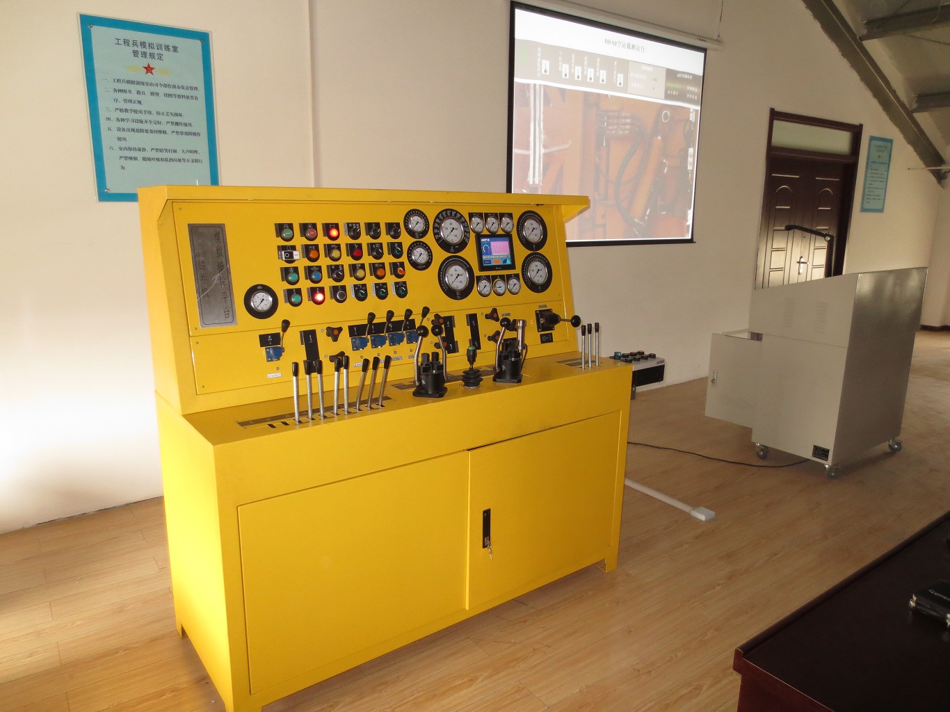 SPC-600st鉆井機(jī)模擬仿真平臺(tái)(圖1) 1-1F50Z9145aD.jpg